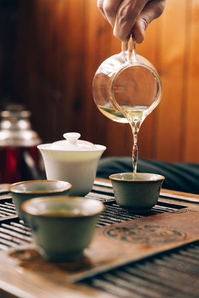 中国茶道。瓷质茶碗，瓷质盖碗放在木制茶房上。
