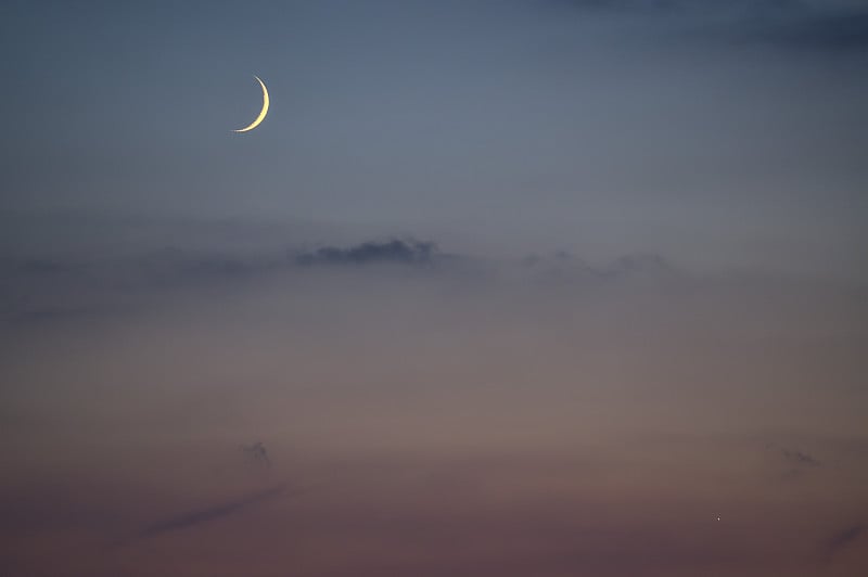 从爱尔兰都柏林县的蒂克洛克森林国家公园看到的新月和金星的夜景