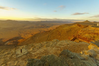 Makhtesh(火山口)Ramon的日出视图