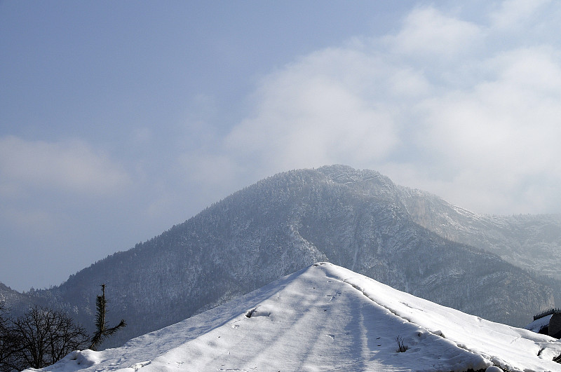 法国安纳西的山和雪