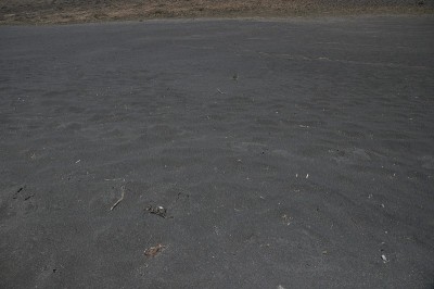 哥斯达黎加的伊拉祖火山。有防护屏障的云层中的火山口。熔岩和浮石的碎片。
