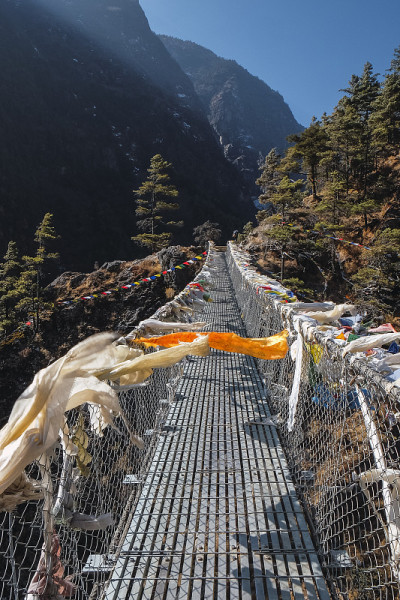 在前往尼泊尔喜马拉雅山上的珠峰大本营纳姆切巴扎的路上，在著名的希拉里吊桥上，五颜六色的佛教经幡迎风飘