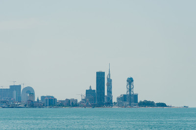 从海上俯瞰格鲁吉亚巴统的堤岸美景