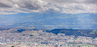 从皮钦查火山看基多城市景观