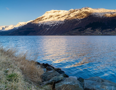 索尔峡湾，(Sørfjorden) 38公里长的边峡湾到哈丹泽峡湾在维斯特兰国家，挪威。图为乌伦斯旺