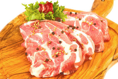 新鲜的肉配上香草和胡椒