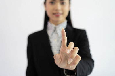 女商人站在视觉触摸屏前。