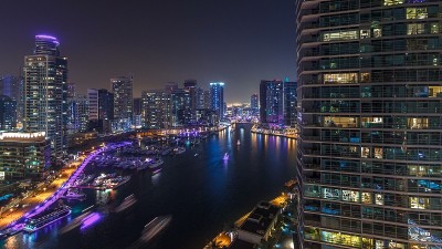 夜间迪拜码头的水渠