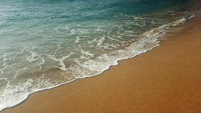 背景与柔软的海浪在沙滩上