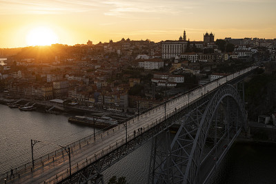 日落时分，杜罗河上的“Ponte Dom Luís I”桥，葡萄牙波尔图