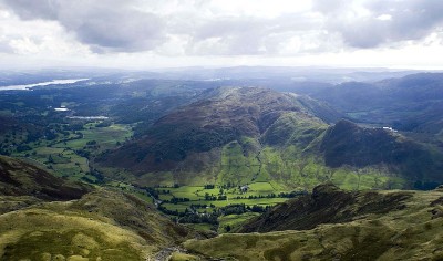 英国坎布里亚郡湖区国家公园的山湖景色