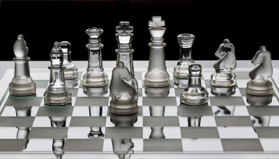 棋盘上黑白相间的玻璃棋子
