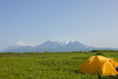 家庭火山背景上的帐篷