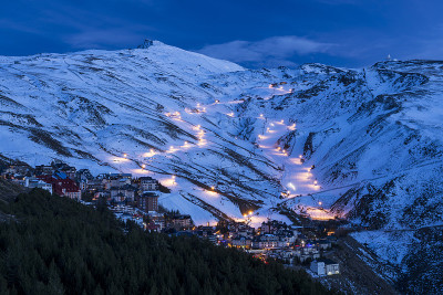 内华达山脉雪山中夜晚的灯光
