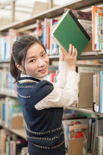 一个女人从书架上取书
