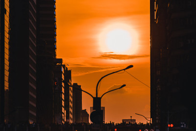 2019年8月11日，在台北市忠孝路沿线，夕阳西下