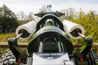 英国皇家火炮105mm轻型野战榴弹炮，指令“只用于敬礼”，不用于战斗