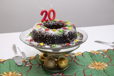 20岁生日巧克力蛋糕五颜六色的纸屑