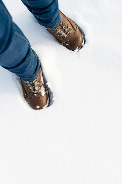 雪地里的登山靴
