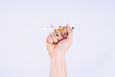男子拒绝吸烟的概念为戒烟。禁烟运动的概念。