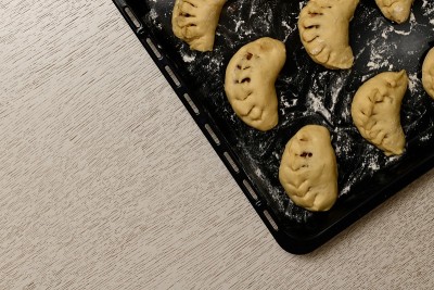 由生面团、半成品制成的甜派。浅色台面一角的碎片。
