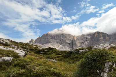 Oberbachernspitze -意大利白云石山谷全景。山谷底部长满了小植物