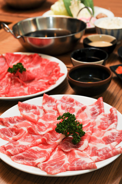 新鲜的牛肉和猪肉片用于日式烧和素喜烧
