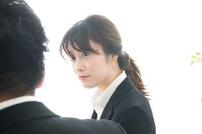 商务人士在办公室开会