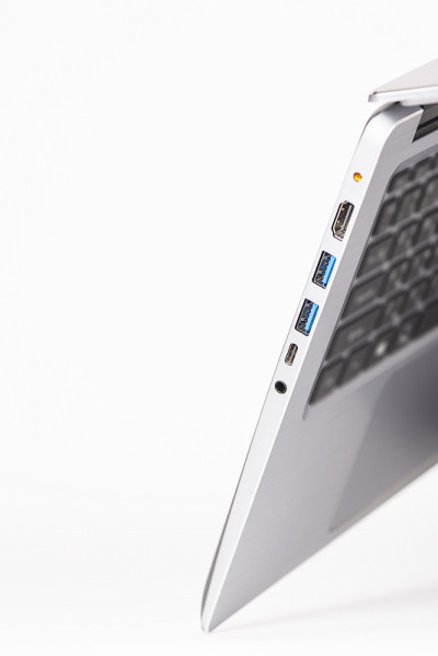 USB 3, USB Type C, HDMI接口和直流电源插座为现代笔记本充电。外观由耐用的银铝制