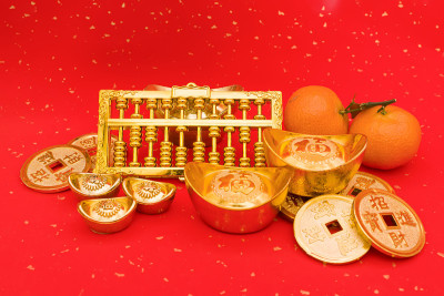 中国新年装饰品——金元宝、鞭炮、橘子、金币、金算盘，中国书法翻译:新年好祝福