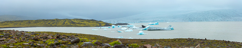 冰岛Fjallsarlon冰川湖的冰山全景图，Fjallsarlon冰川是一个大型冰川湖在冰岛东南部