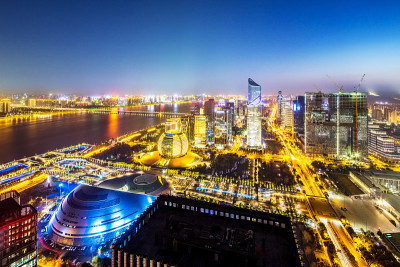 黎明时分现代城市的城市景观和天际线