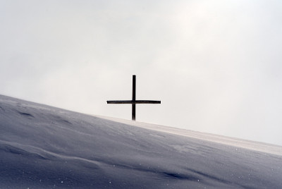 木十字架在雪在山顶的Rigi。