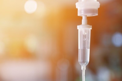 医院病房内生理盐水袋静脉滴注、医疗理念、治疗病人急诊和注射药物输液护理化疗理念。蓝色背景医院选择性聚