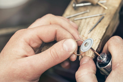 珠宝商用一种特殊的工具来打磨金戒指。工作流程车间特写。