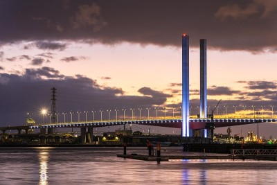 博尔特桥是澳大利亚墨尔本码头区的标志性建筑。