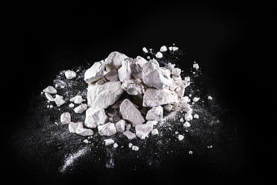 钙镁石，黑色背景。称为生石灰或生石灰