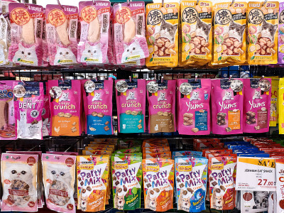 泰国曼谷——2020年2月12日。宠物店有许多猫零食