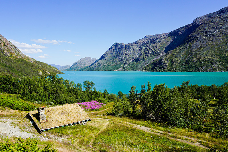 挪威Jotunheimen的Beseggen山脊附近的小屋，有蓝天和白云