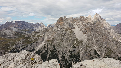 Oberbachernspitze -在意大利白云石高山上的一个遥远的观点。这座山是这个地区最高的山