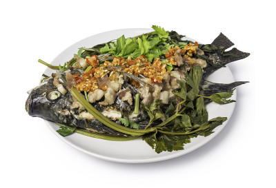 泰式菜肴，清蒸罗非鱼和五花肉浇上红辣椒酱和清蒸蔬菜，芹菜，牵牛花。孤立在白色背景上。包括剪切路径。
