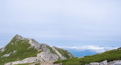 长满草的山脉和灰色的地平线在Senjojiki马戏团