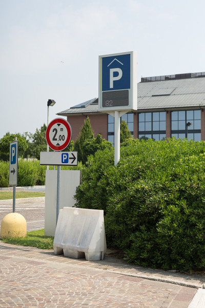 一些指示停车场的路标
