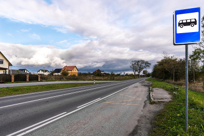 白天有巴士站的乡村道路景观