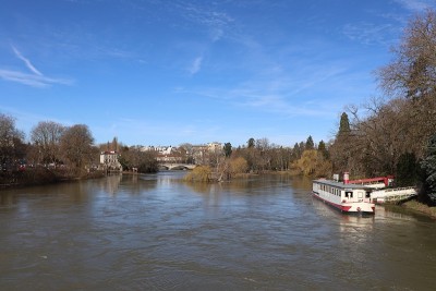 杜布斯河在城市Besançon