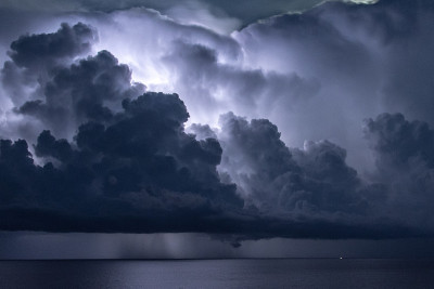 海上雷雨
