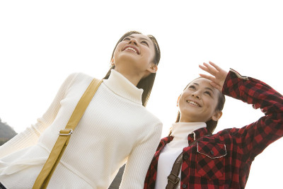 仰望天空的女人