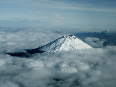 科托帕希火山的顶峰耸立在厄瓜多尔安第斯山脉的云层之上