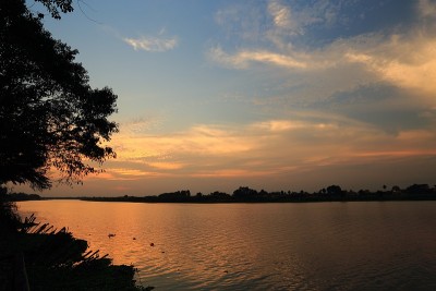 日落和河