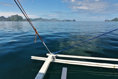 从Corong- bacuit湾SE的漏斗中喷涌而出。岛上的小型-大型-弹药。El Nido-Pal